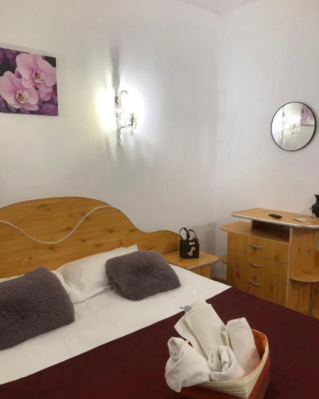 Twin Room with Balcony image 4