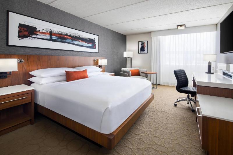 1 Bedroom Suite, 1 King, Sofa bed image 4