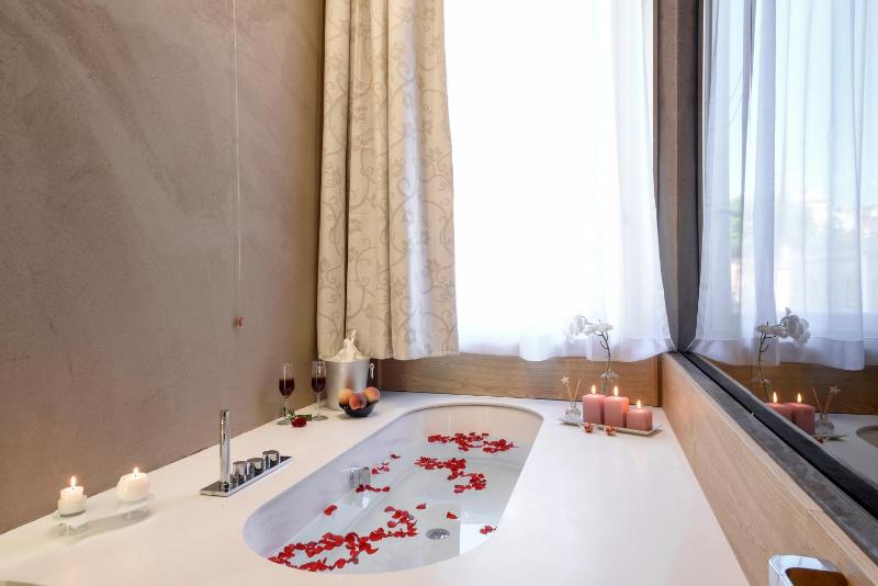 Junior Suite with City View image 4