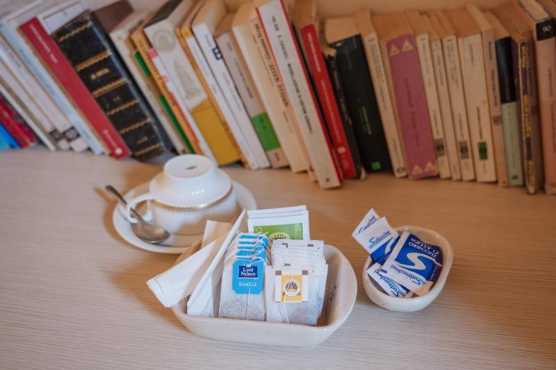 Bed And Books - image 8