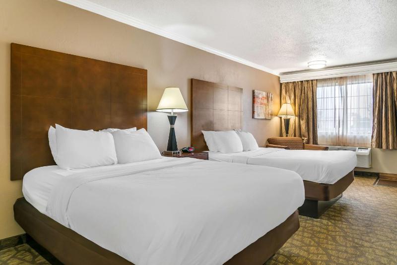 Queen Room with Two Queen Beds - Non-Smoking image 4