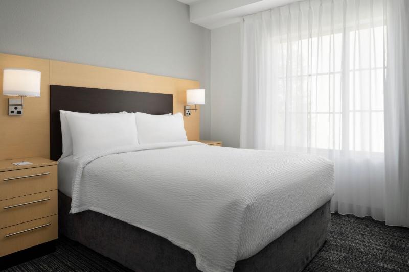 One-Bedroom Suite image 3