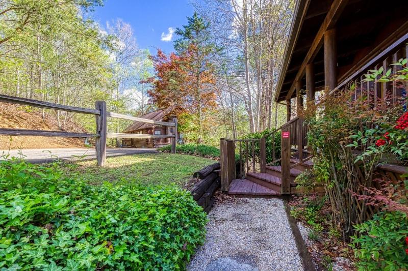 ER20 - Eagles Roost - Great location! - Close to town! cabin - image 4
