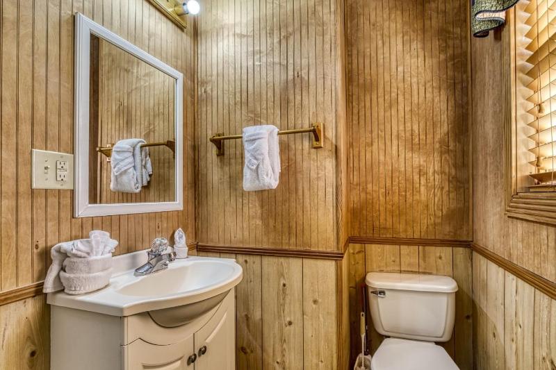 ER20 - Eagles Roost - Great location! - Close to town! cabin - image 9