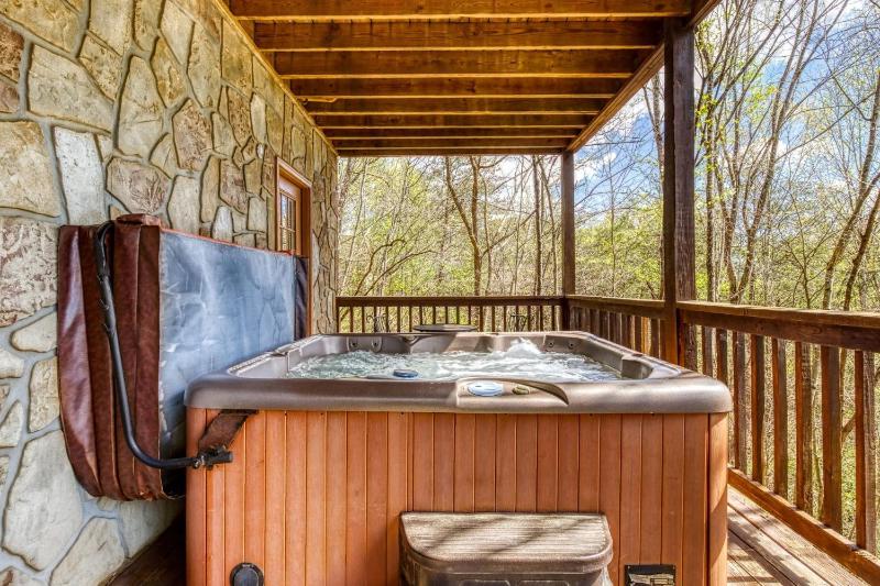 ER20 - Eagles Roost - Great location! - Close to town! cabin - image 16