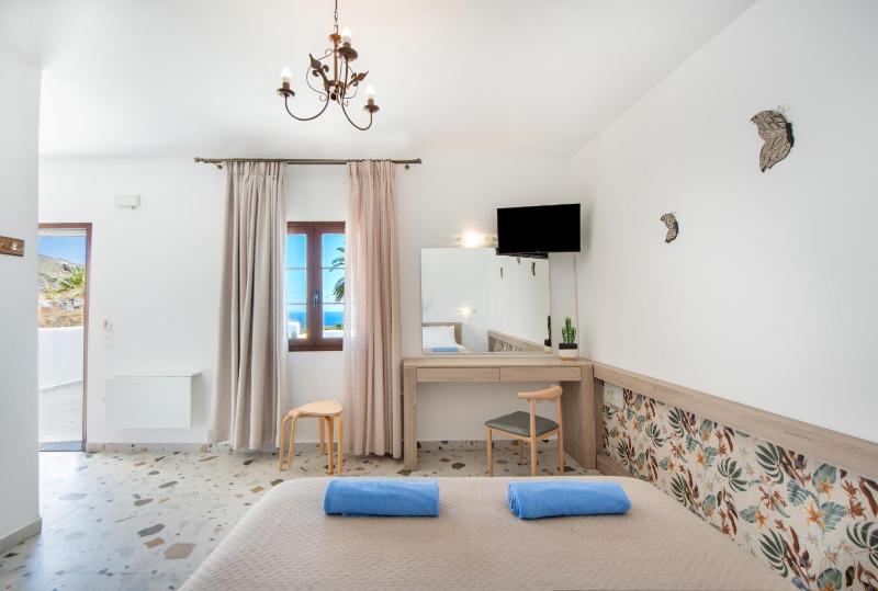 Double Room with Sea View image 3