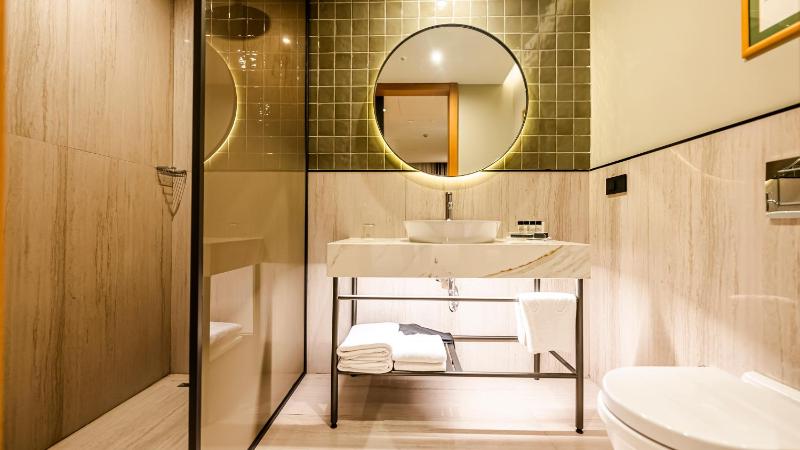 Superior King Room image 4