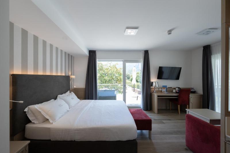 Junior Suite with Terrace and Lake View image 1