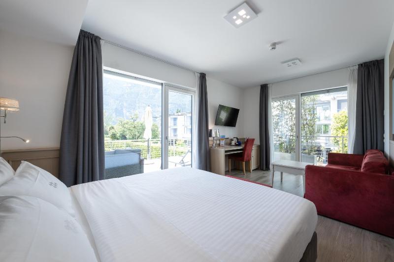 Junior Suite with Terrace and Lake View image 4