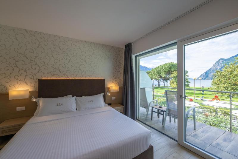 Deluxe Double Room with Lake View and Balcony image 2