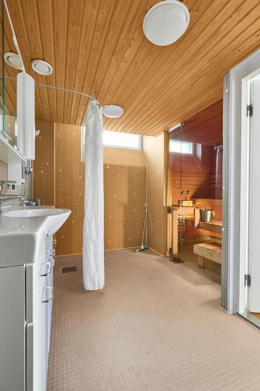 Four-Bedroom Apartment with Sauna image 3