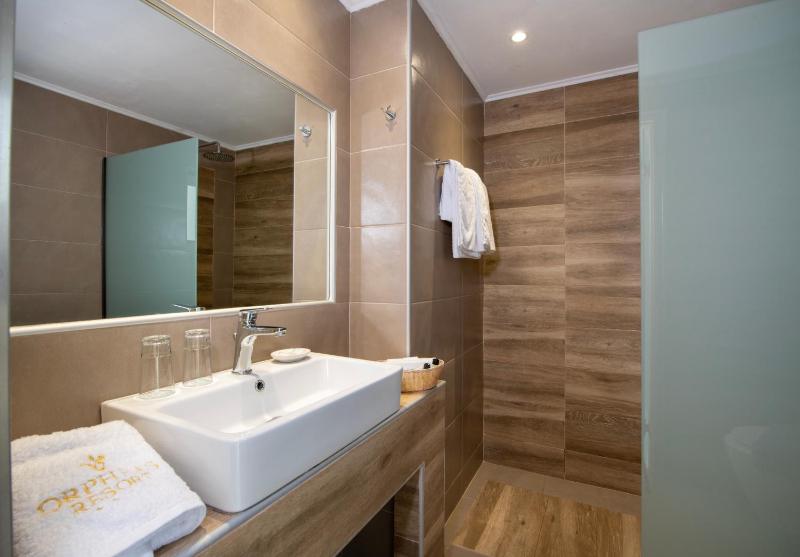 Double Room with Spa Bath image 3