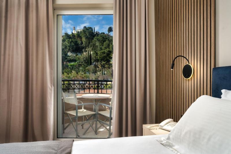Twin Room with Mountain View image 3