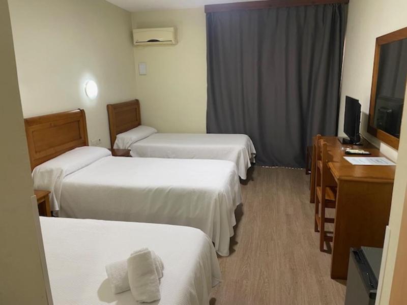 Twin Room with Extra Bed image 1