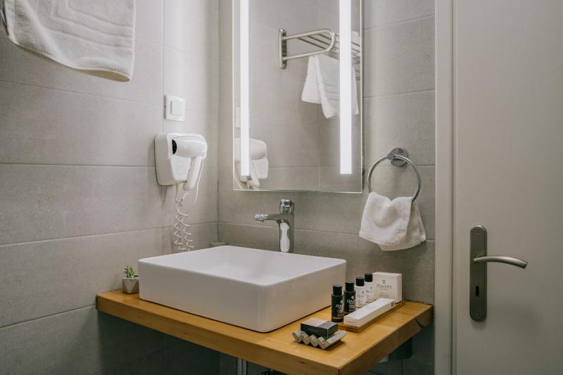 Deluxe Double Room with Side Sea View image 3