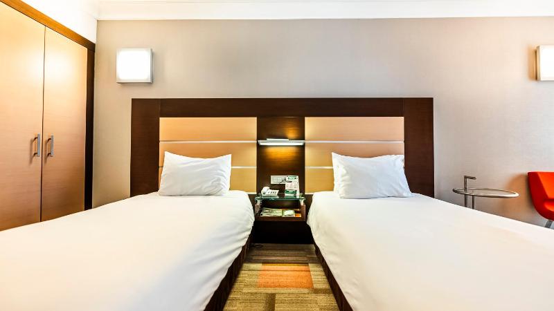 Standard Twin Room image 4