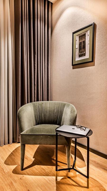 Deluxe Double Room with Balcony image 4