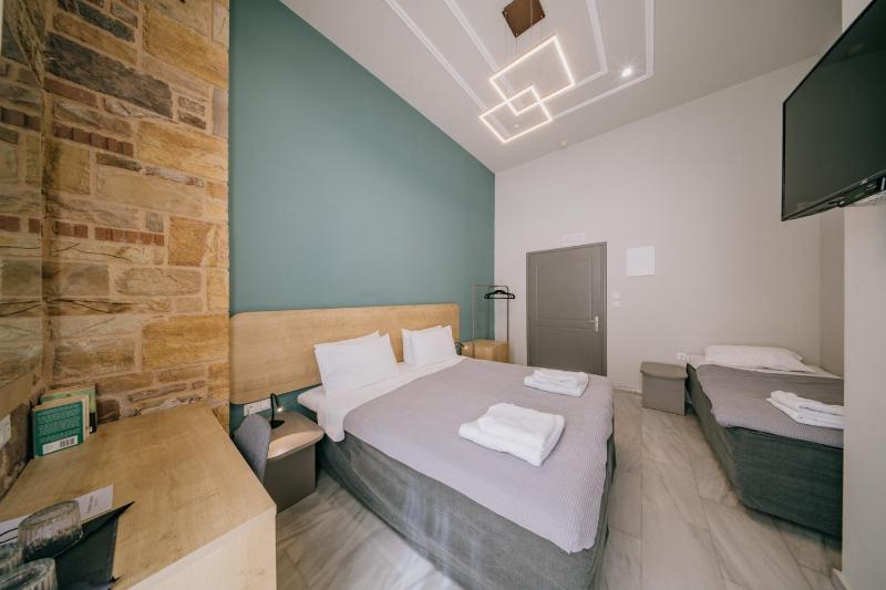 Triple Room with Balcony image 4