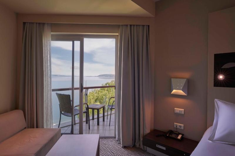 Deluxe Double or Twin Room image 4