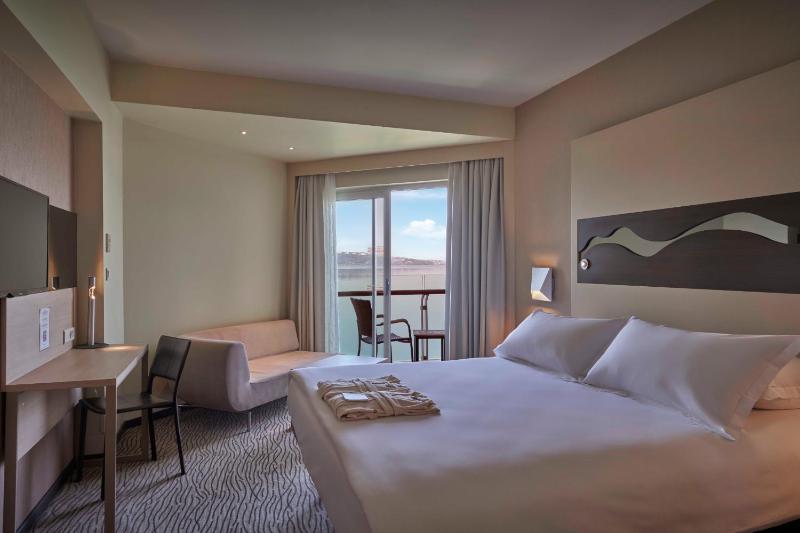 Deluxe Double or Twin Room image 2