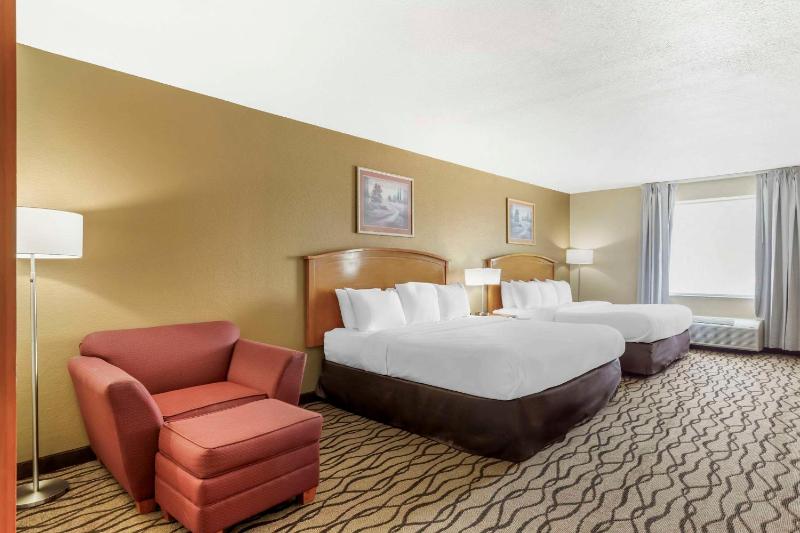 Queen Room with Two Queen Beds - Non-Smoking image 4
