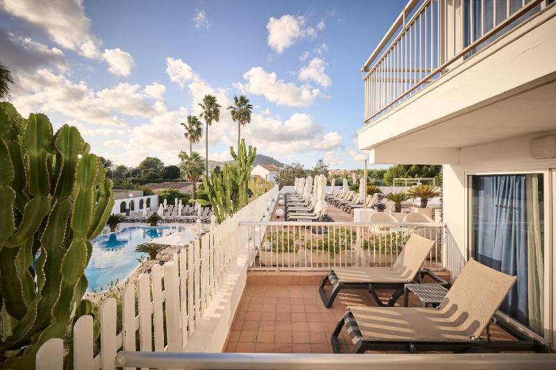 Double Room Terrace with Pool View image 4