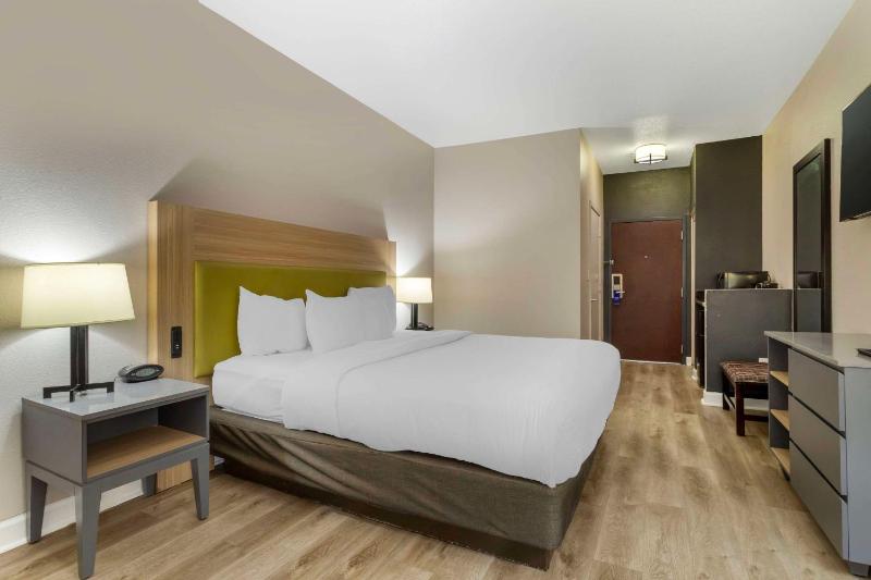 One-Bedroom King Suite with Whirlpool - Non-Smoking  image 3