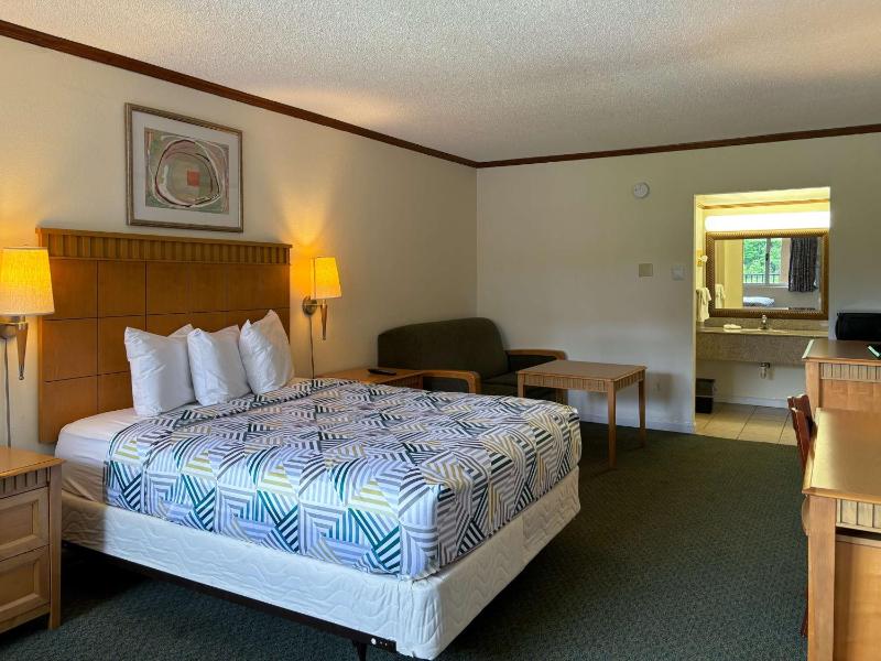 Queen Room with Sofa Bed - Non-Smoking image 1