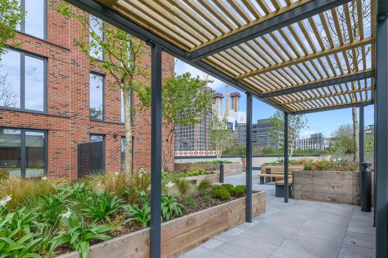 City Centre Deluxe with amazing Garden Terrace - Pass the Keys - image 2