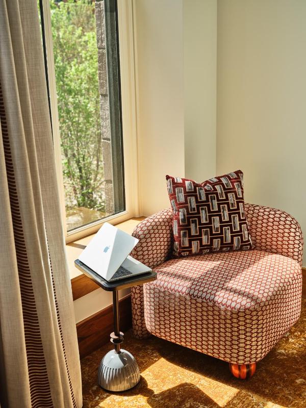 Deluxe Queen Room image 2