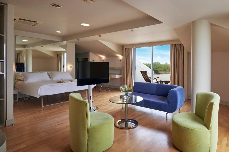 Suite with Hot Tub image 2