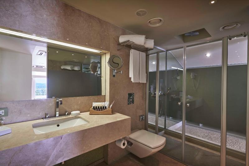 Suite with Hot Tub image 4