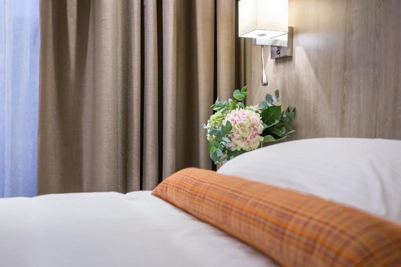 Comfort Double Room with Spa Bath and Rain shower image 3
