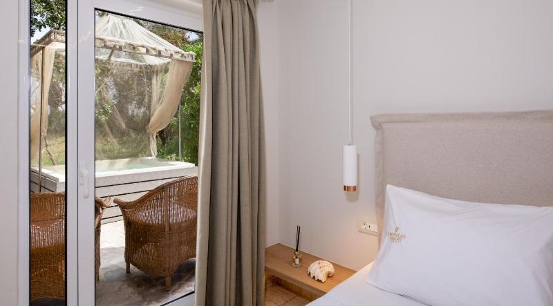 Double Room with Spa Bath image 2