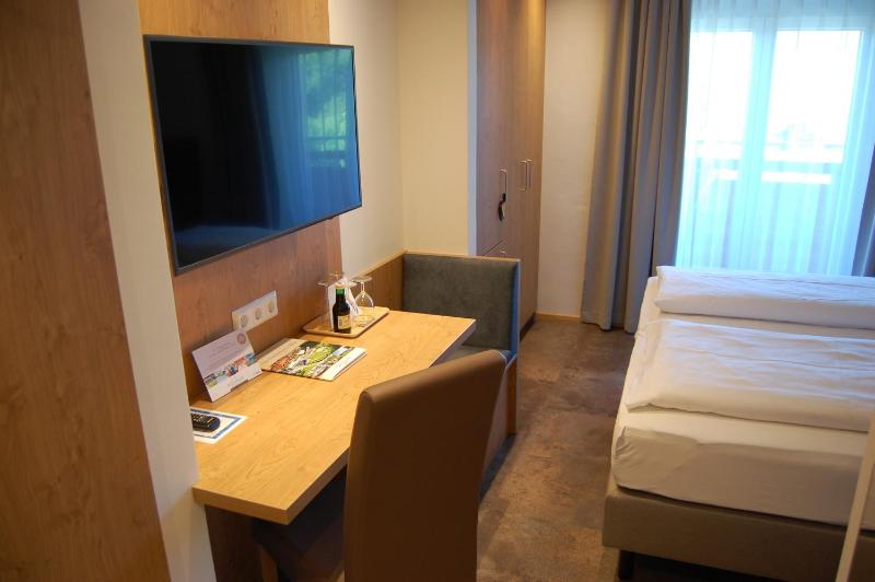 Economy Double Room image 3