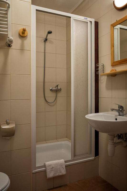 Twin Room image 3