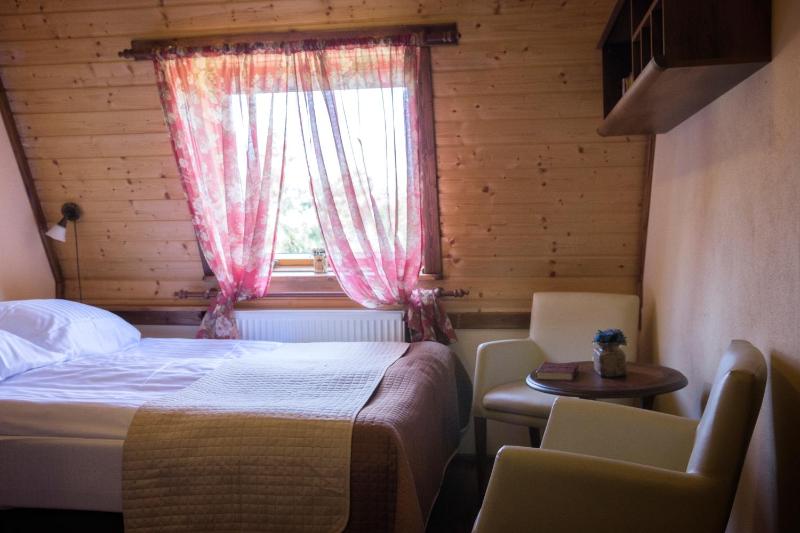 Double Room image 3