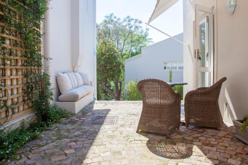 33 Strawberry Lane - Studio and Cottage - image 2