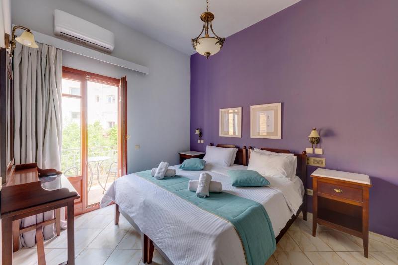 Double Room with City View image 3