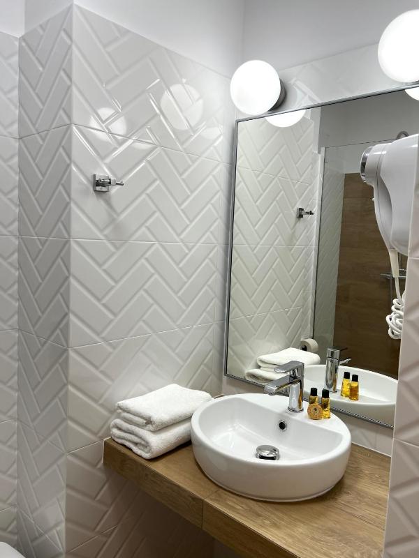 Deluxe Twin Room image 4
