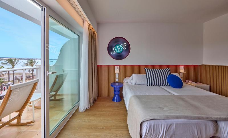 Double Room with Side Sea View image 3