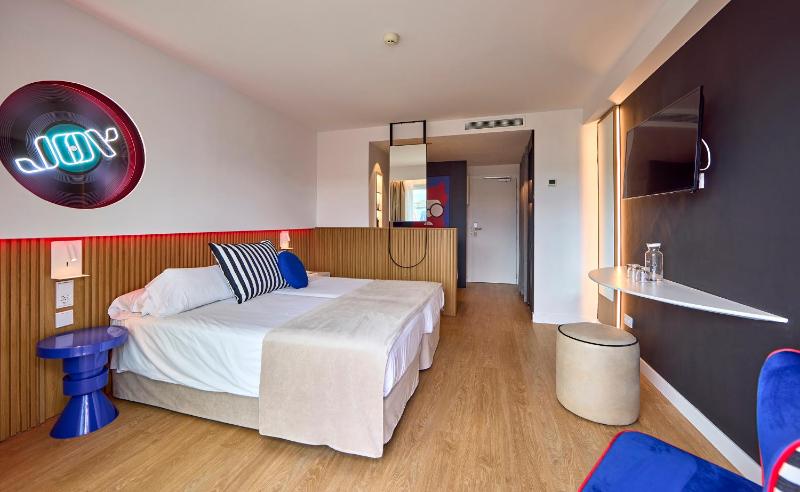 Double Room with Side Sea View image 4