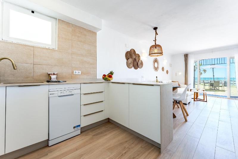 Dona Lola Sandra - Cozy beach front house with open sea views located in Calahonda only few minutes away from Marbella - Costa del sol CS111 - image 12