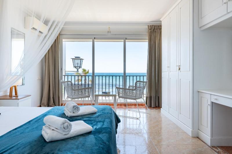 Dona Lola Sandra - Cozy beach front house with open sea views located in Calahonda only few minutes away from Marbella - Costa del sol CS111 - image 11