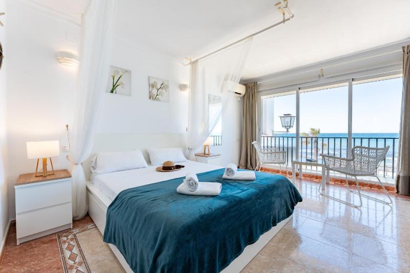 Dona Lola Sandra - Cozy beach front house with open sea views located in Calahonda only few minutes away from Marbella - Costa del sol CS111 - image 15