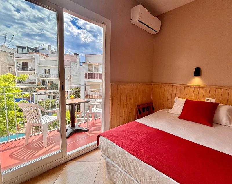 Standard Double Room with Balcony image 4