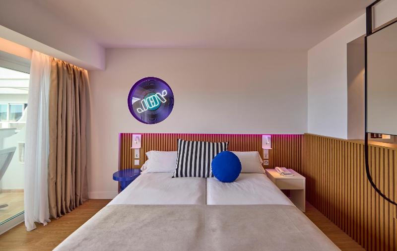Double Room with Balcony and Sea View image 4