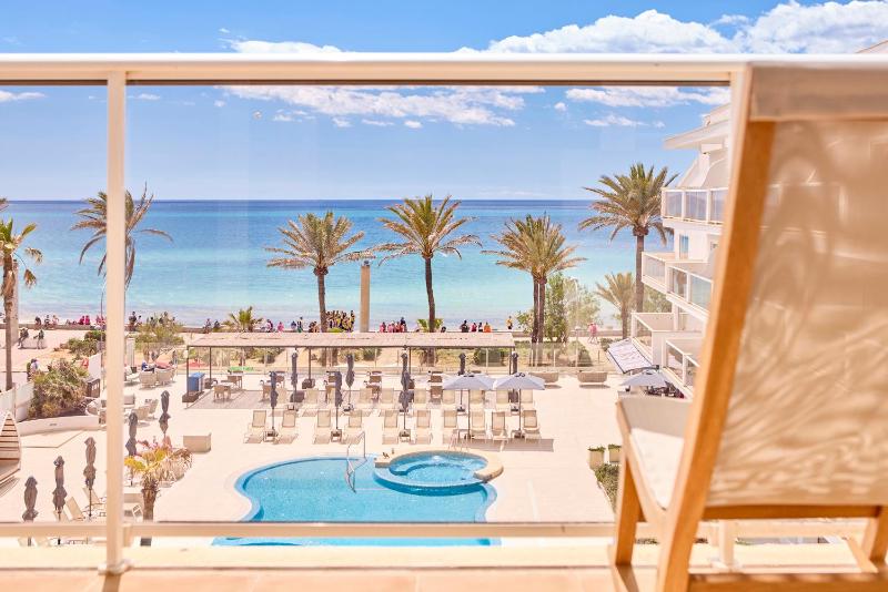 Double Room with Balcony and Sea View image 3