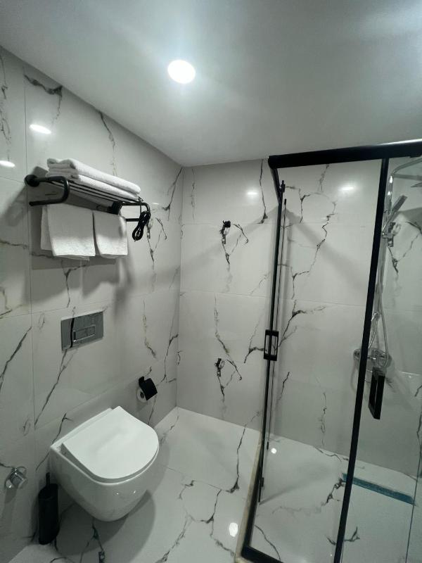 Standard Twin Room image 4