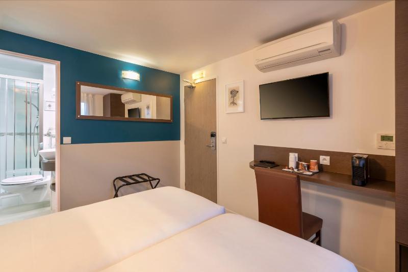 Standard Twin Room image 3